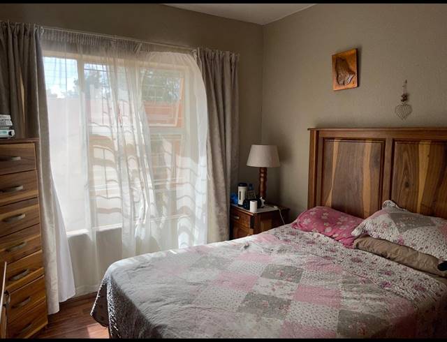 2 BEDROOM FLAT FOR SALE IN VANDERBIJLPARK SE 2